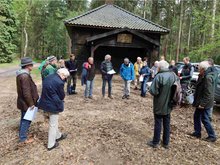 Wandergruppe vor Jagdhütte im Barneführer Holz (ca. 20 Personen)