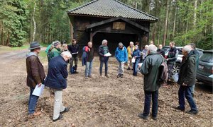 Wandergruppe vor Jagdhütte im Barneführer Holz (ca. 20 Personen)