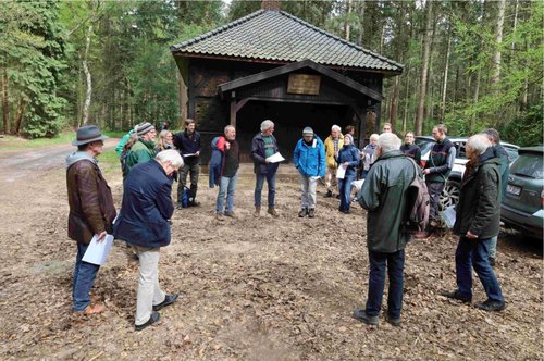 Wandergruppe vor Jagdhütte im Barneführer Holz (ca. 20 Personen)