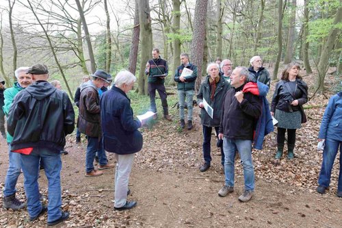 Gruppe von Spaziergängern und Mitarbeiter der Landesforsten auf einem Waldweg